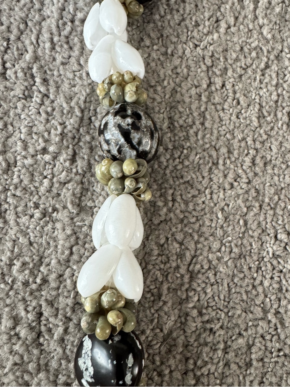 Genuine Hawaiian lei white bubble shells and polished black and brown kukui nuts - Picture 3 of 3